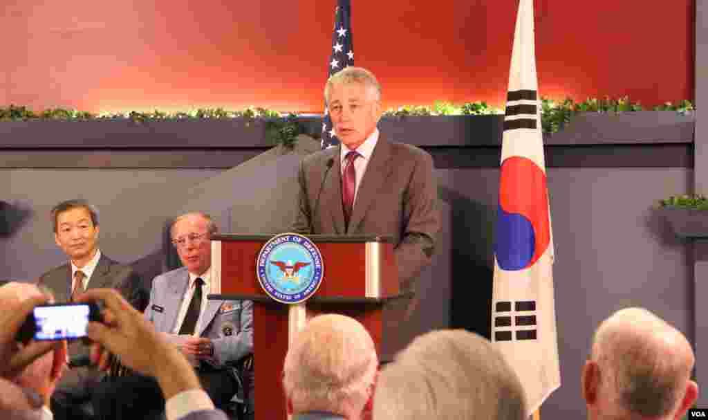 18일 한국전쟁 기념 전시관 개관식이 열린 미국 국방부 청사에서 척 헤이글 미 국방장관이 참석해 축사를하고 있다.
