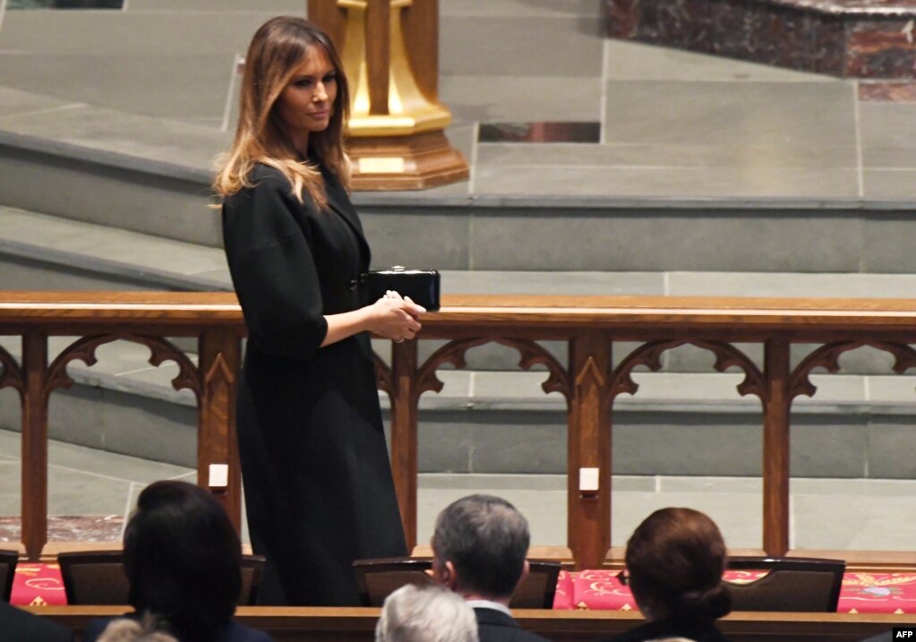 美國第一夫人梅拉尼亞·川普抵達芭芭拉布什葬禮的會場（2018年4月21日）。
