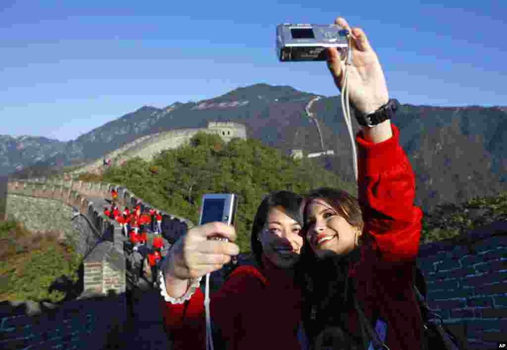 سانیا میں 2010ء ہونے والے 60 ویں عالمی مقابلہ حسن میں شامل حسینائیں دیوارِ چین پر سیلفی بناتے ہوئے