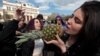 گروهی از طرفداران آزادی مصرف ماری‌جوآنا در یک تجمع در صوفیا، بلغارستان 