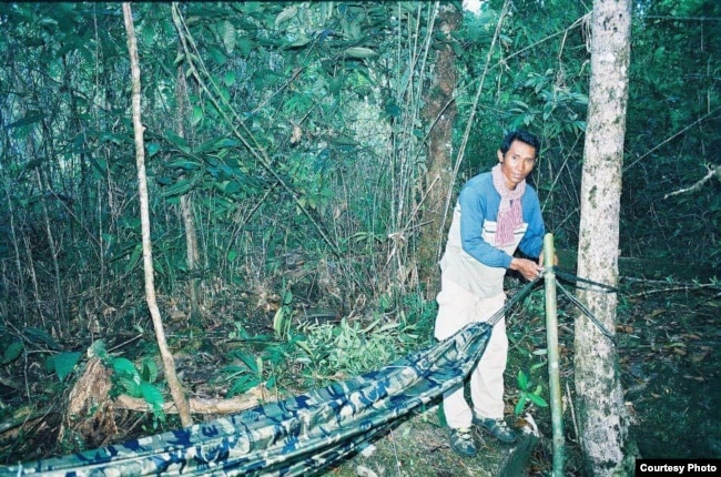 លោក ​ឈុត​ វុទ្ធី ​សម្រាក​ចង​អង្រឹង​ក្នុង​បេសក​កម្ម​មួយ​កាល​ពី​លោក​នៅ​រស់។ ​(រូប​ថត​ផ្ដល់​ដោយ​ក្រុម​គ្រួសារ)