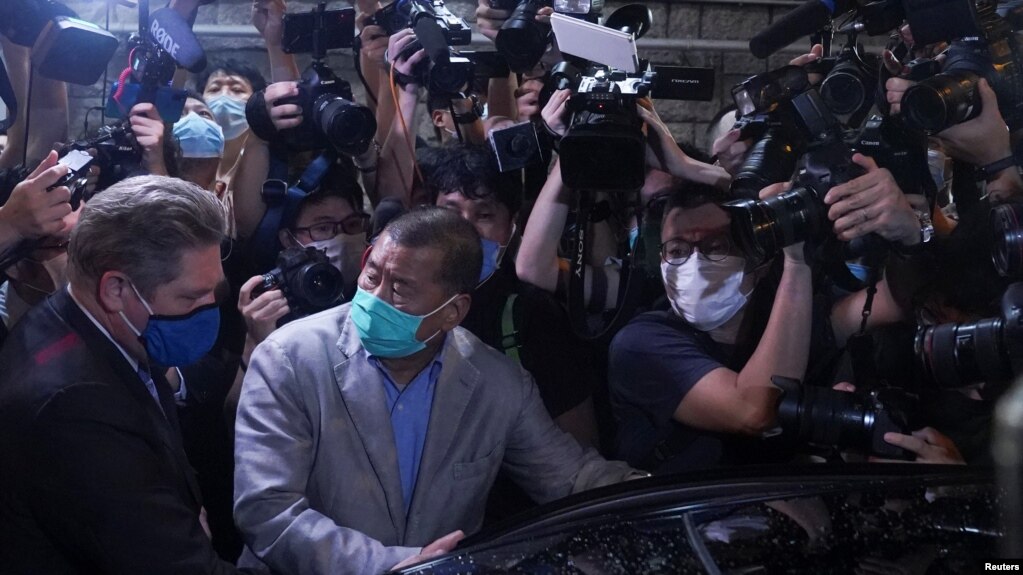 香港苹果日报创始人黎智英周三获保释离开警局。（2020年8月12日）(photo:VOA)