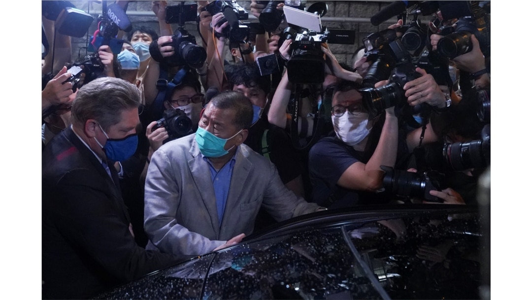 香港苹果日报创始人黎智英周三获保释离开警局。(2020年8月12日)