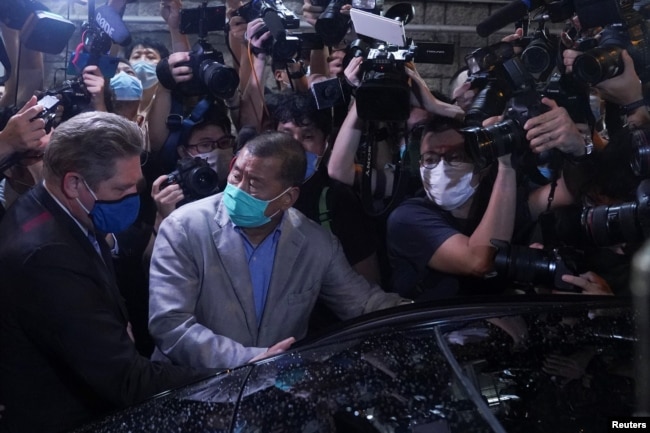 香港苹果日报创始人黎智英周三获保释离开警局。（2020年8月12日）