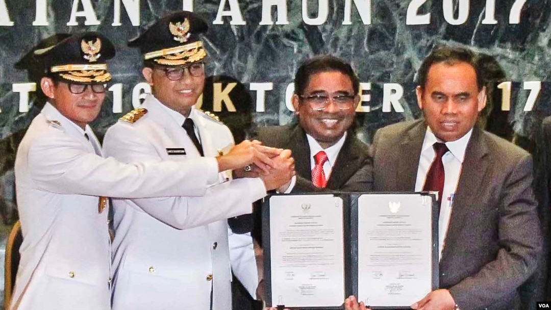 Serah terima jabatan (sertijab) yang dilakukan oleh Pelaksana Harian Gubernur (Plh) DKI Jakarta Saefullah kepada Gubernur dan Wakil Gubernur DKI Jakarta Anies Baswedan dan Sandiaga Uno di Balai Kota Jakarta Senin (16/10). (Fathiyah/VOA)
