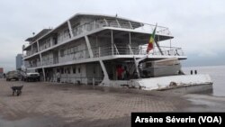 Le bateau Ville de Brazzaville transporte 260 tonnes d'aide vers les inondées, le 24 décembre 2019. (VOA/Arsène Séverin)