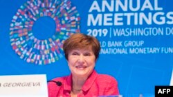 En esta imagen publicada por el FMI, la directora gerente del Fondo Monetario Internacional, Kristalina Georgieva, responde una pregunta durante una conferencia de prensa el jueves, en la sede del FMI durante las Reuniones Anuales del FMI / Banco Mundial de 2019.