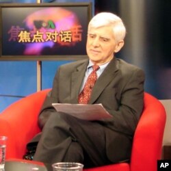 著名经济学家，前美国财政部东亚国家办公室副主任盖保德（Albert Keidel）接受VOA卫视电视采访。（资料照片）