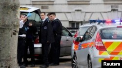 Petugas polisi berada di lokasi penikaman di Pengadilan London, 1 Februari 2013. (Foto: Reuters)