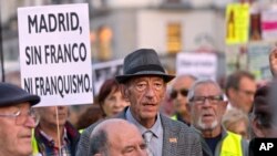 El pasado jueves 25 de octubre se realizó una protesta en Madrid, donde los manifestantes urgieron al gobierno y a la Iglesia católica a no permitir que los restos del dictador Franco sean enterrados en la catedral de la ciudad.