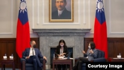 Presiden Taiwan Tsai Ing-wen dan Raphael Glucksmann, kepala komite khusus Parlemen Eropa untuk campur tangan asing, menghadiri pertemuan di Taipei, Taiwan 4 November 2021. (Kantor Kepresidenan Taiwan/Handout via REUTERS)