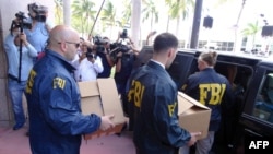 Agenti FBI-a iznose kutije sa dokumentacijom iz sedišta KONKAKAF-a u Majami Biču, posle racije 27. maja 2015