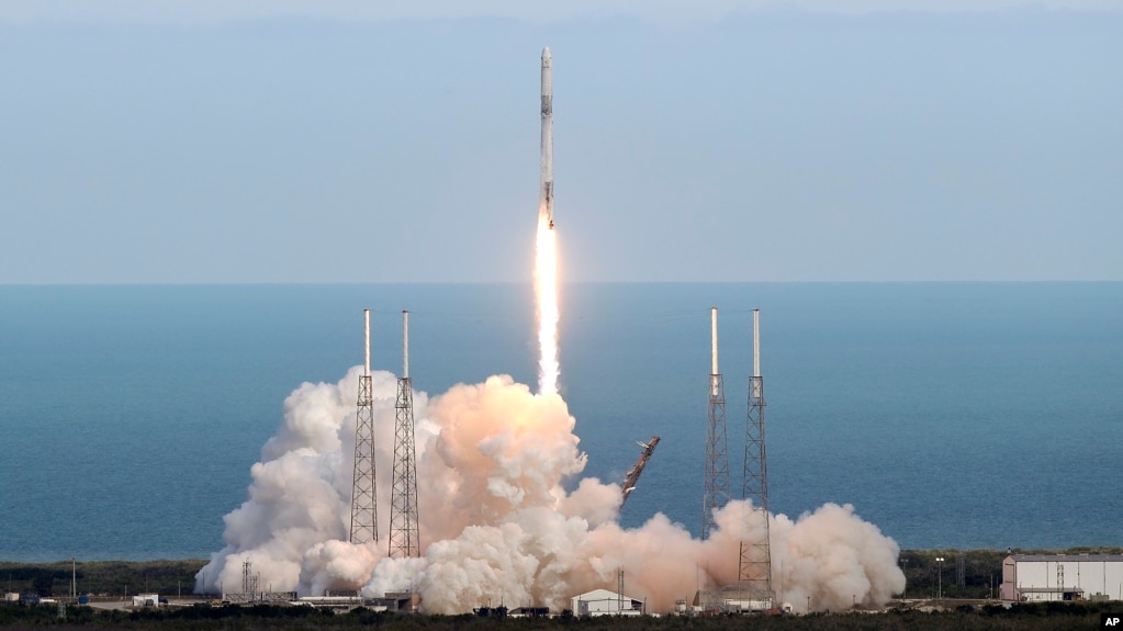 Tên lửa SpaceX Falcon 9 phóng hôm 2/4 mang theo thiết bị dọn rác vũ trụ của châu Âu.