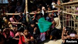 Anak-anak Rohingya menunggu pembagian makanan di kamp Balukhali, Cox's Bazar, Bangladesh (15/12). Pengungsi Rohingya mencemaskan kondisi tempat penampungan mereka yang kumuh dan lampu penerangan yang buruk pada malam hari.