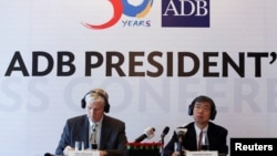 Asian Development Bank President Takehiko Nakao, right, and Country Director for Vietnam Eric Sidgwick attend a news conference in Hanoi, Vietnam June 17, 2016.