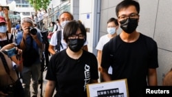 香港支联会副主席邹幸彤就香港警方国安处指称该组织为“外国代理人”一事到警察总部递交新建要求警方解释理由。（2021年9月7日）