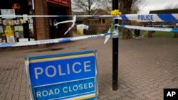 Bunga daffodils diletakkan di garis polisi di kawasan tempat mantan agen rahasia ganda, Sergei Skripal dan putrinya ditemukan dalam keadaan sakit setelah diracun, Salisbury, Inggris, 13 Maret 2018.