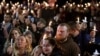 Les personnes en deuil se rassemblent lors d’une veillée aux chandelles pour les victimes d’un accident de limousine dans le nord de l’Etat de New York, à Amsterdam, New York, États-Unis, le 8 octobre 2018.