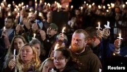 Les personnes en deuil se rassemblent lors d’une veillée aux chandelles pour les victimes d’un accident de limousine dans le nord de l’Etat de New York, à Amsterdam, New York, États-Unis, le 8 octobre 2018.