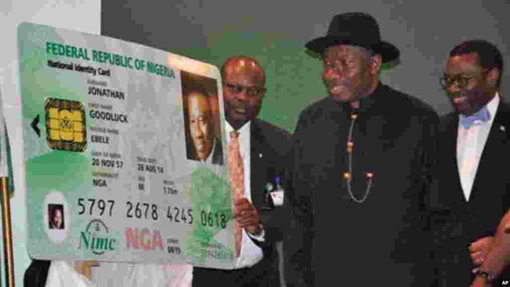 Shugaban Najeriya, Goodluck Jonathan, da katin sa na shaida dan kasa, 28 ga Agusta 2014.