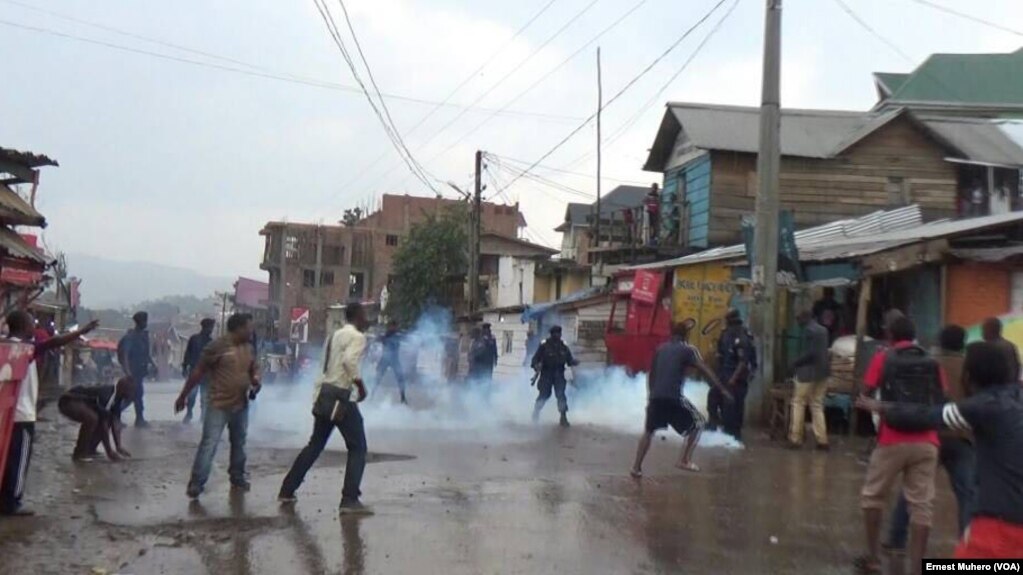 Les manifestants face à la police à Bukavu, le 21 janvier 2018. (VOA/Ernest Muhero)