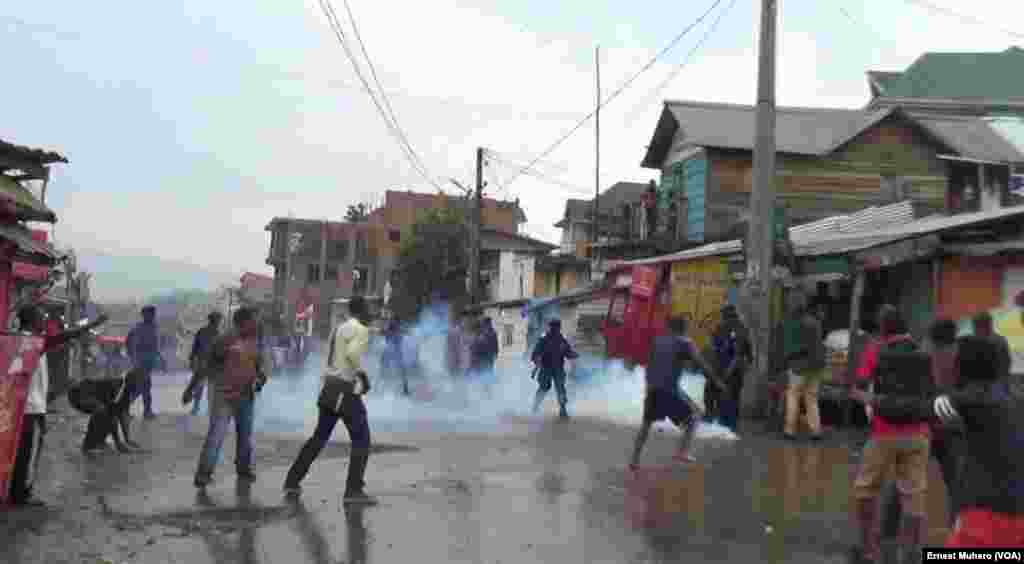 Les manifestants ont fait face à la repression de la police à Bukavu, le 21 janvier 2018. (VOA/Ernest Muhero)