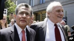 Cựu giám đốc Goldman Sachs Rajat Gupta, trái, và luật sư Gary P. Naftalis, rời khỏi tòa án liên bang, New York, 15/6/2012