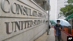 资料照：一名戴着口罩的男子走过美国驻香港领事馆。
