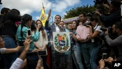 Juan Guaidó pidió a los venezolanos imprimir la ley y la distribuyan entre familiares y/o conocidos militares.