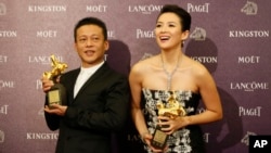在台湾星期天举行的电影金马奖颁奖仪式上，李康生（左）因在《郊游》中的表演获“最佳男主角奖”，章子怡凭借在《一代宗师》中的表演，获“最佳女主角奖”。