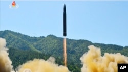 Lancement d'un missile balistique intercontinental Hwasong-14, ICBM, dans le nord-ouest de la Corée du Nord, testé, selon la Corée du Nord, le 4 juin 2017.