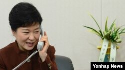 21일 서울 여의도 새누리당 당사에서 바락 오바마 미국 대통령과 전화통화를 하고 있는 박근혜 대통령 당선인.