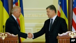 Phó Tổng thống Mỹ Joe Biden (trái) and Tổng thống Ukraine Petro Poroshenko bắt tay sau buổi họp báo chung ở Kyiv, thủ đô Ukraine, ngày 7/12/2015.