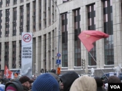2011年末莫斯科反政府示威中的主要口号，“打倒骗子和小偷政权”。熊是“统一俄罗斯党”的标志。(美国之音白桦)