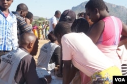 Malawi electoral officials check the names of the voters on Tuesday. (L Masina/VOA)