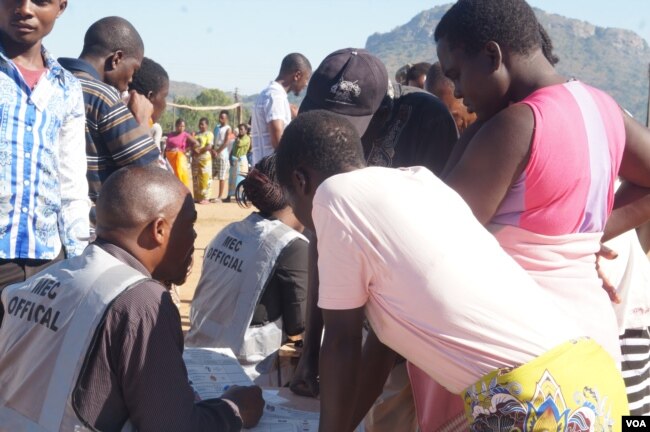 Malawi electoral officials check the names of the voters on Tuesday. (L Masina/VOA)