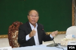 លោក ម៉ម ប៊ុនហេង រដ្ឋមន្រ្តីក្រសួងសុខាភិបាល ថ្លែងក្នុងសន្និសីទសារព័ត៌មាន ស្តីពីស្ថានភាពជំងឺកូវីដ១៩នៅកម្ពុជា ថ្ងៃច័ន្ទ ទី១៣ ខែមេសា ឆ្នាំ២០២០។ (ស៊ុន ណារិន/VOA)