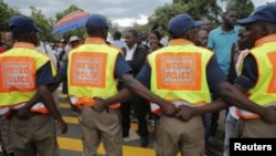 Police form a barricade after the the cut off time for viewing the body of Nelson Mandela outside the Union Buildings in Pretoria, Dec. 13, 2013.