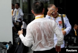 FILE - A journalist is seen soaked in sweat as he waits outside the balcony of Suddhaisavarya Prasad Hall at the Grand Palace in Bangkok, Thailand May 6, 2019. (REUTERS/Jorge Silva)