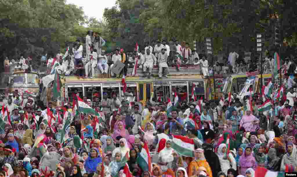 پاکستان عوامی تحریک کے سربراہ طاہر القادری کو بھی اسلام آباد کی جانب &rsquo;انقلاب مارچ&lsquo; کی مشروط اجازت دے دی گئی ہے۔