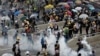 2019年6月12日星期三，香港警方使用催泪瓦斯和高压水枪对付数千名抗议者，这些抗议者在政府总部外反对一项极具争议的引渡法案。