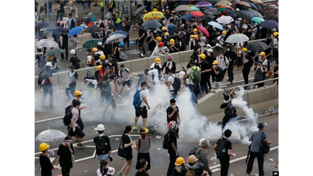2019年6月12日,香港警方使用催淚瓦斯和高壓水槍對付數千名抗議者,這些抗議者在政府總部外反對一項極具爭議的引渡法案。