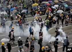 2019年6月12日，香港警方使用催淚瓦斯和高壓水槍對付數千名抗議者，這些抗議者在政府總部外反對一項極具爭議的引渡法案。