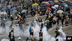 香港警方6月12日發放催淚彈驅趕反送中示威者