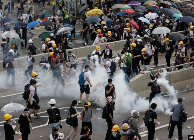 2019年6月12日，香港警方使用催泪瓦斯和高压水枪对付数千名抗议者，这些抗议者在政府总部外反对一项极具争议的引渡法案。