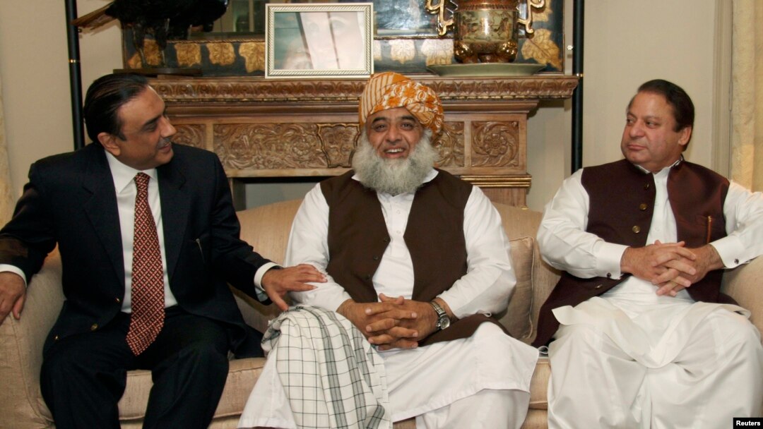 د پیپلز پارټی او د مسلم لیگ ترمنځ په سیاست کې فضل الرحمان تل مهم نقش لوبولی دی.