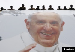 Kenyan army officers attend as Pope Francis leads a mass in Kenya's capital Nairobi, November 26, 2015.