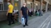 Ljudi koji sumnjaju da su oboleli koronavirusa čekaju na testiranje ispred Bolnice za infektivne i tropske bolesti Kliničkog centra Srbije u Beogradu, 26. juna 2020.