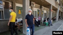 Ljudi koji sumnjaju da su zaraženi koronavirusom čekaju na testiranje ispred Bolnice za infektivne i tropske bolesti Kliničkog centra Srbije, u Beogradu, 26. juna 2020. (Foto: Rojters, Marko Đurica)