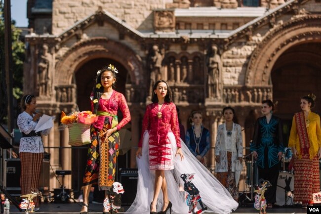 Fashion Show busana batik dan kain tradisional Indonesia